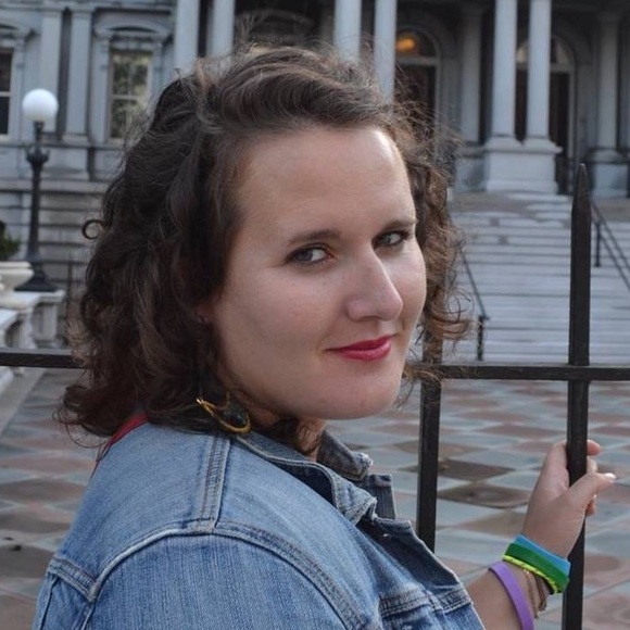 Meet your Posher, Briana - Picture 1 of 2